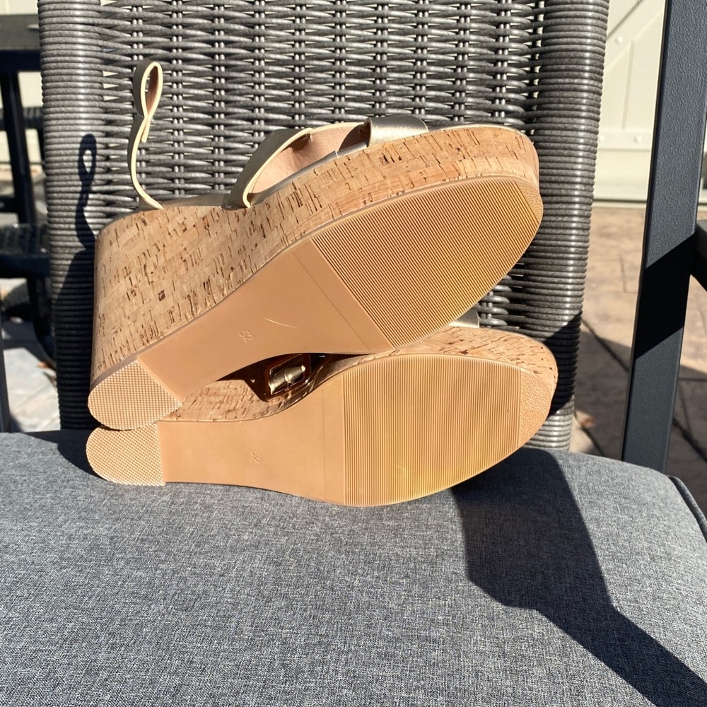 Source Unknown Metallic Gold Platform Sandals - image 5